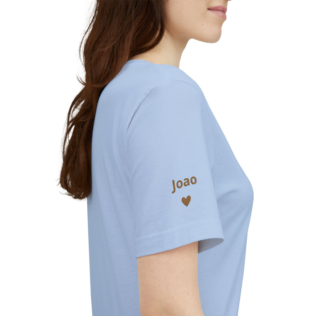 Camiseta Mamãe com Data Bordada no Peito e Nomes na Manga