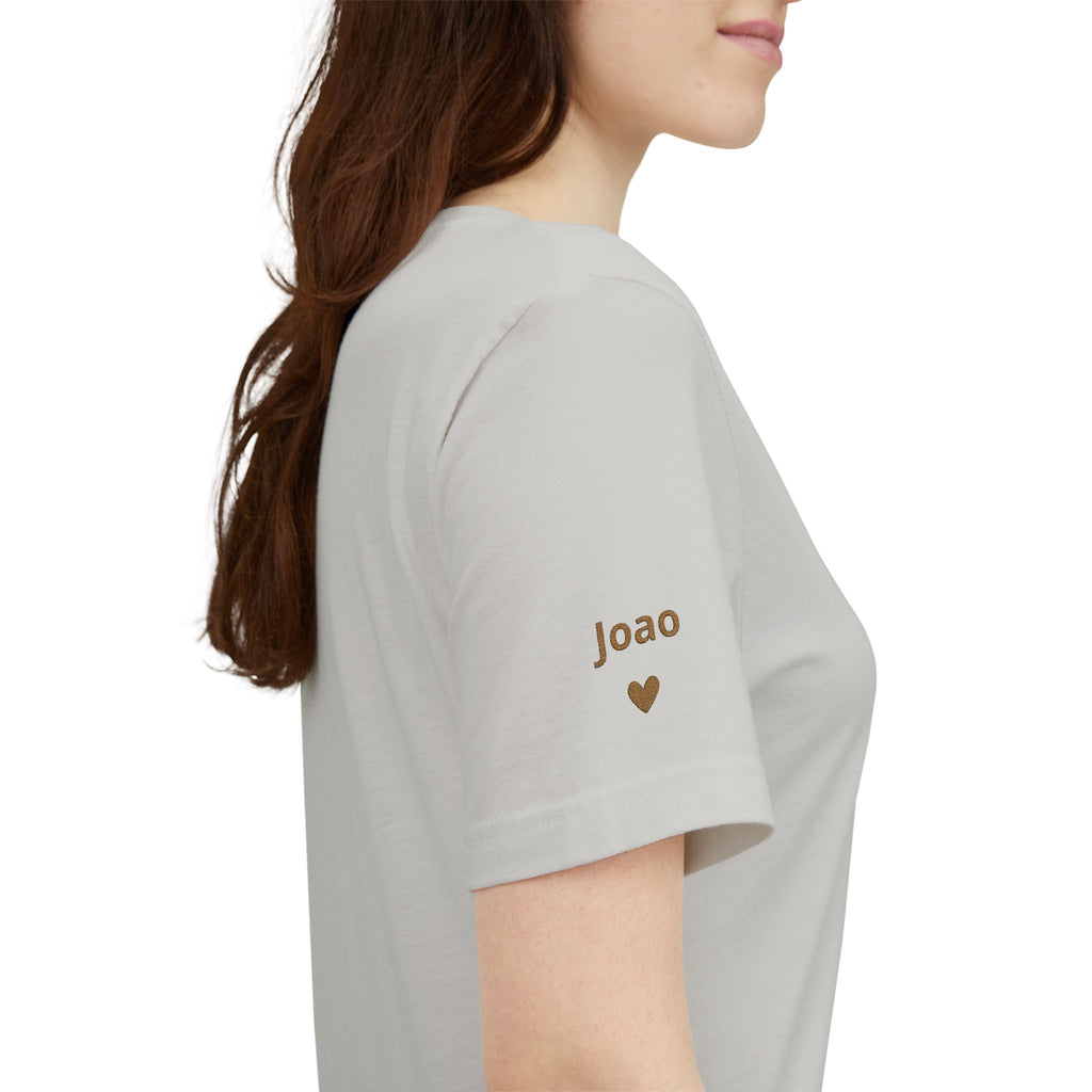 Camiseta Mamãe com Data Bordada no Peito e Nomes na Manga