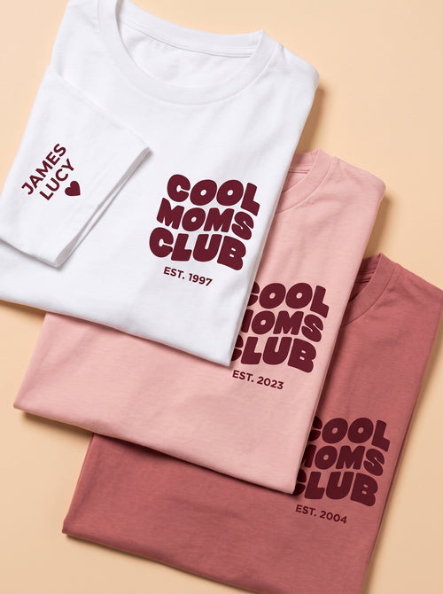 T-Shirt Cool moms club and first names on sleeve