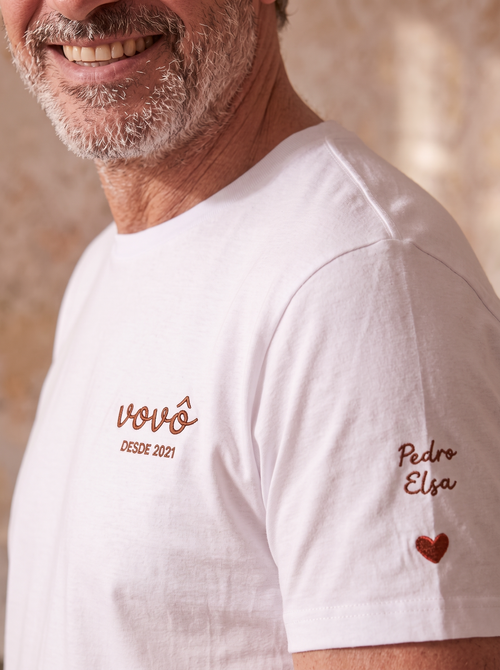 Camiseta Vovô com Data Bordada no Peito e Nomes na Manga