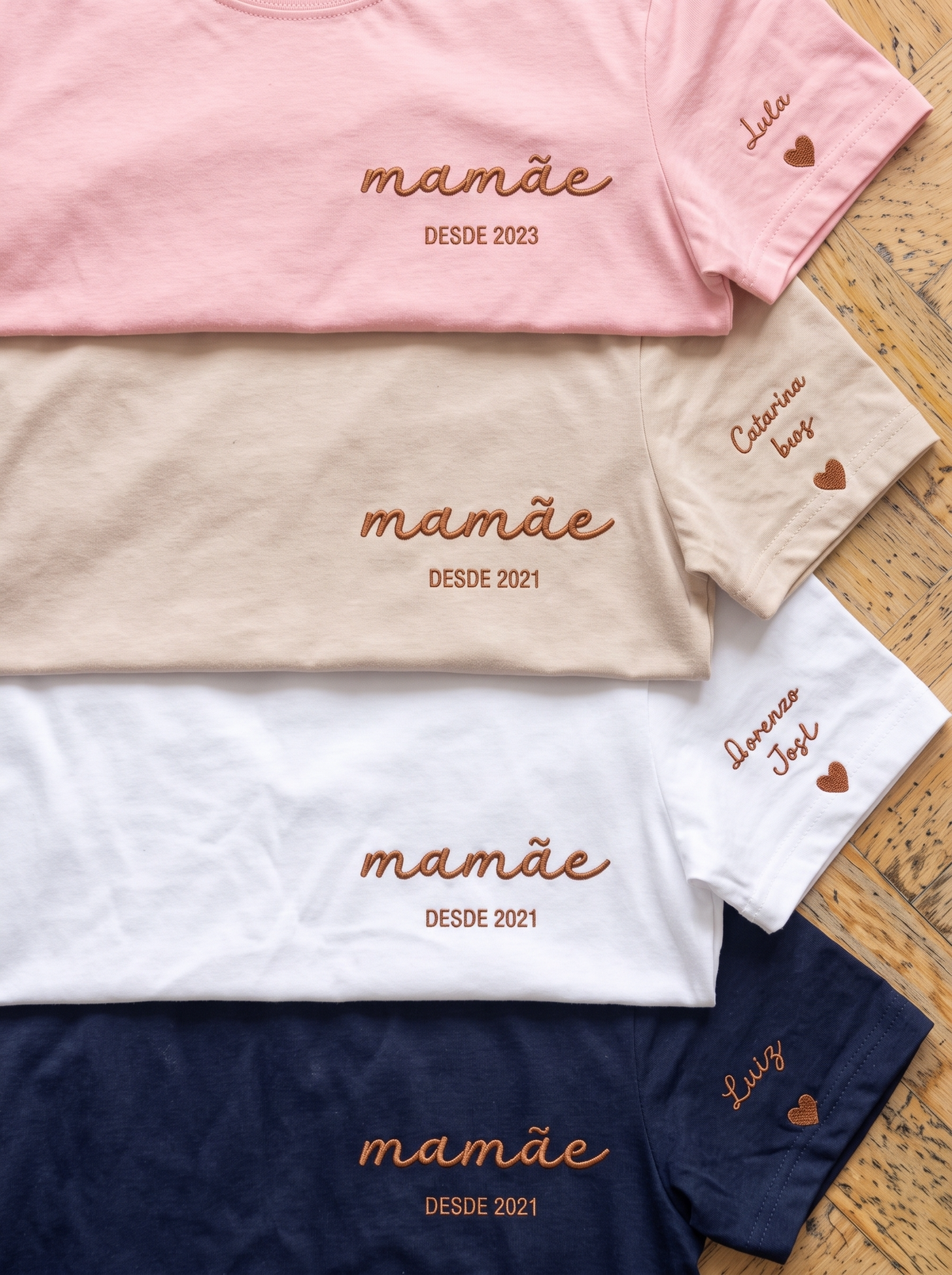 Camiseta Mamãe com Data Bordada no Peito e Nomes na Manga