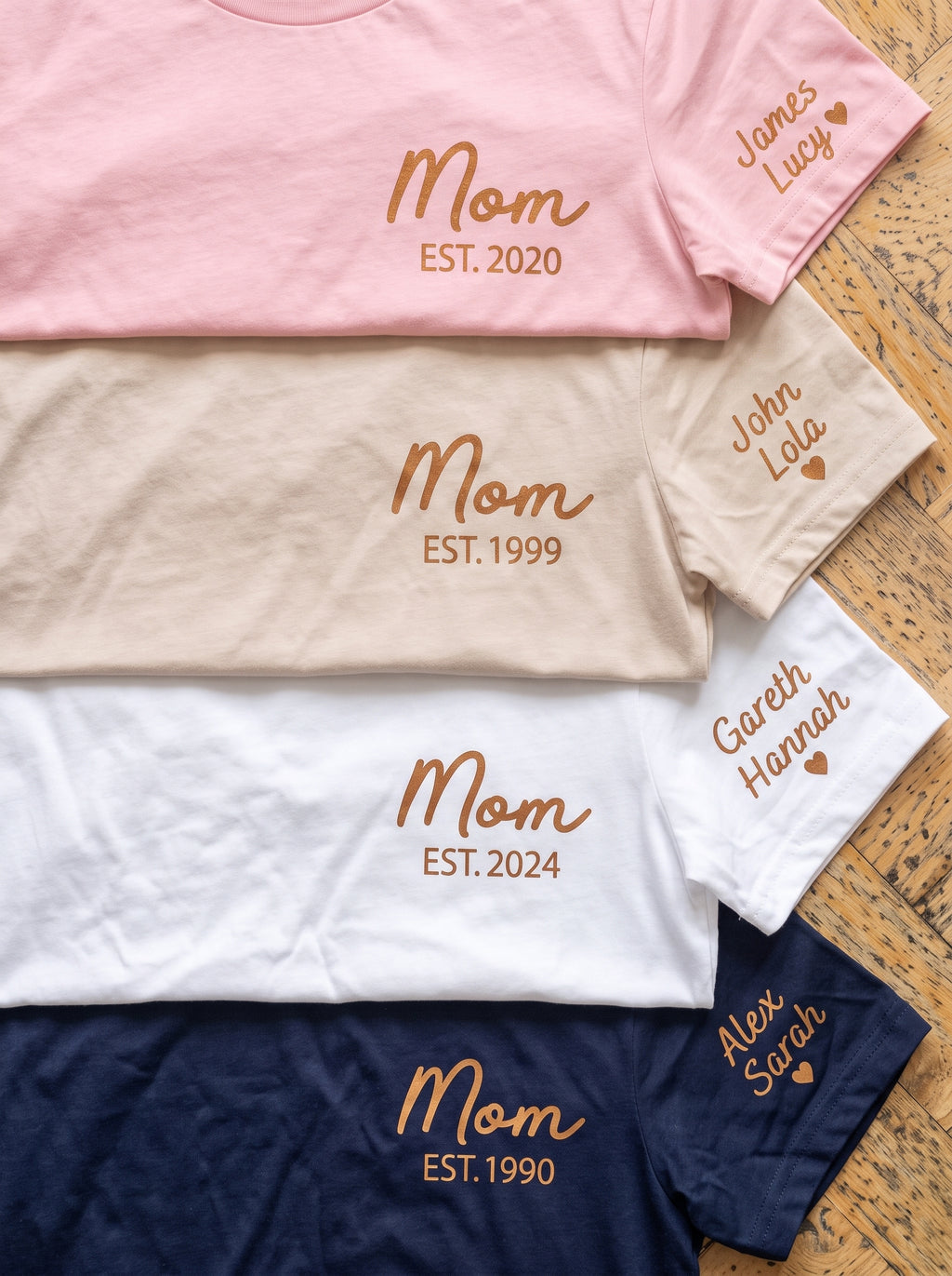 T-shirt Mom since date on heart and first names on sleeve
